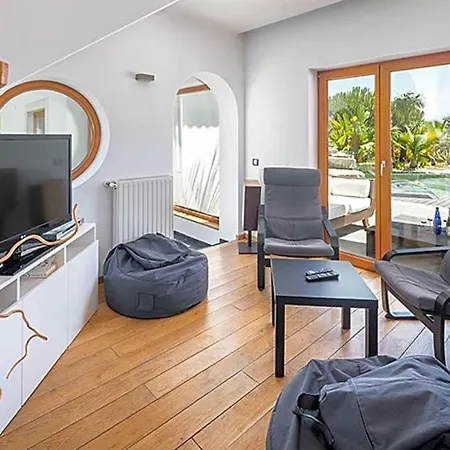 Villa Sleeps 8 Pool Air Con Wifi Lagos